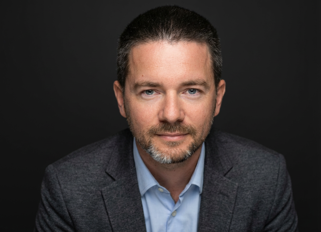 Владислав Наганов, студийный портрет в костюме и бордовом галстуке