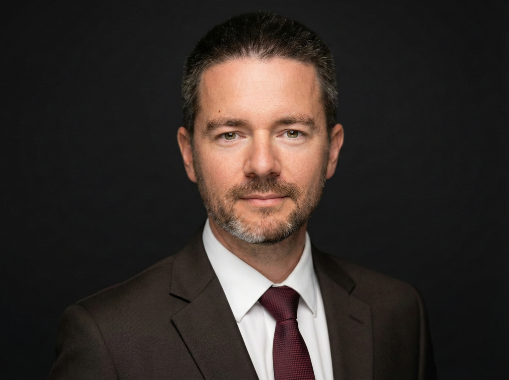 Владислав Наганов, официальный портрет в костюме и бордовом галстуке