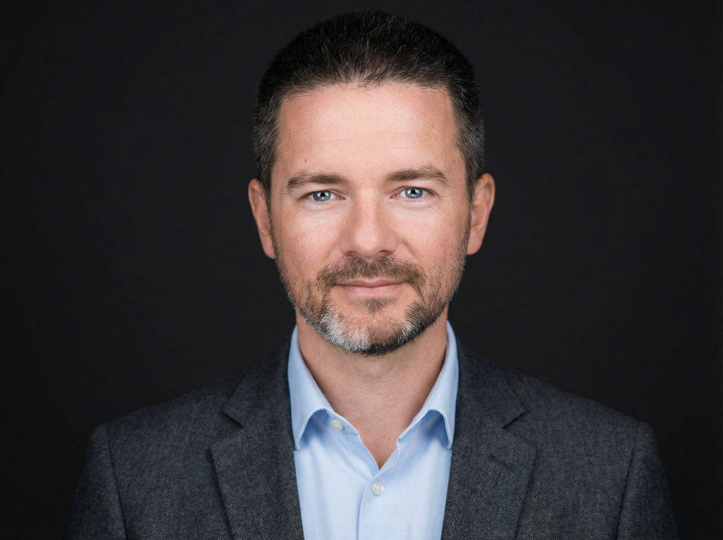 Владислав Наганов, официальный портрет с легкой улыбкой