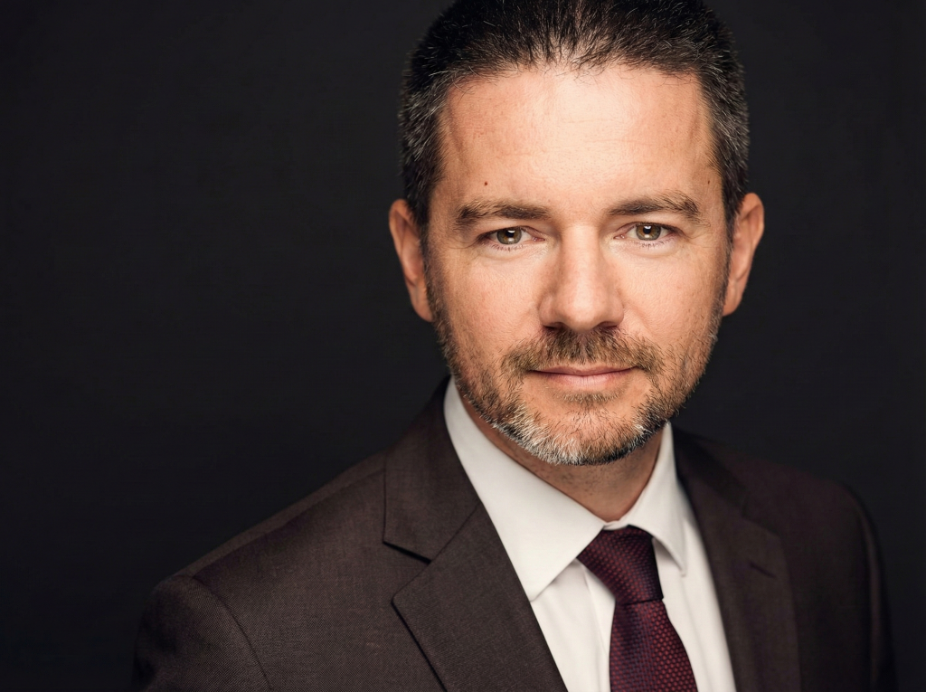 Владислав Наганов, официальный портрет в профиль с легкой улыбкой