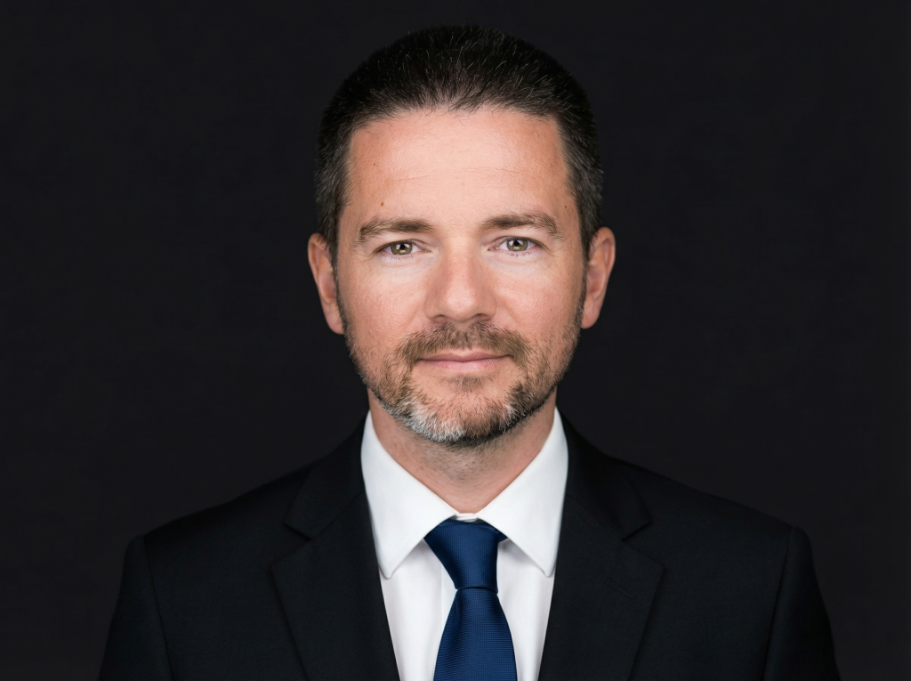 Владислав Наганов, студийный портрет в темном пиджаке