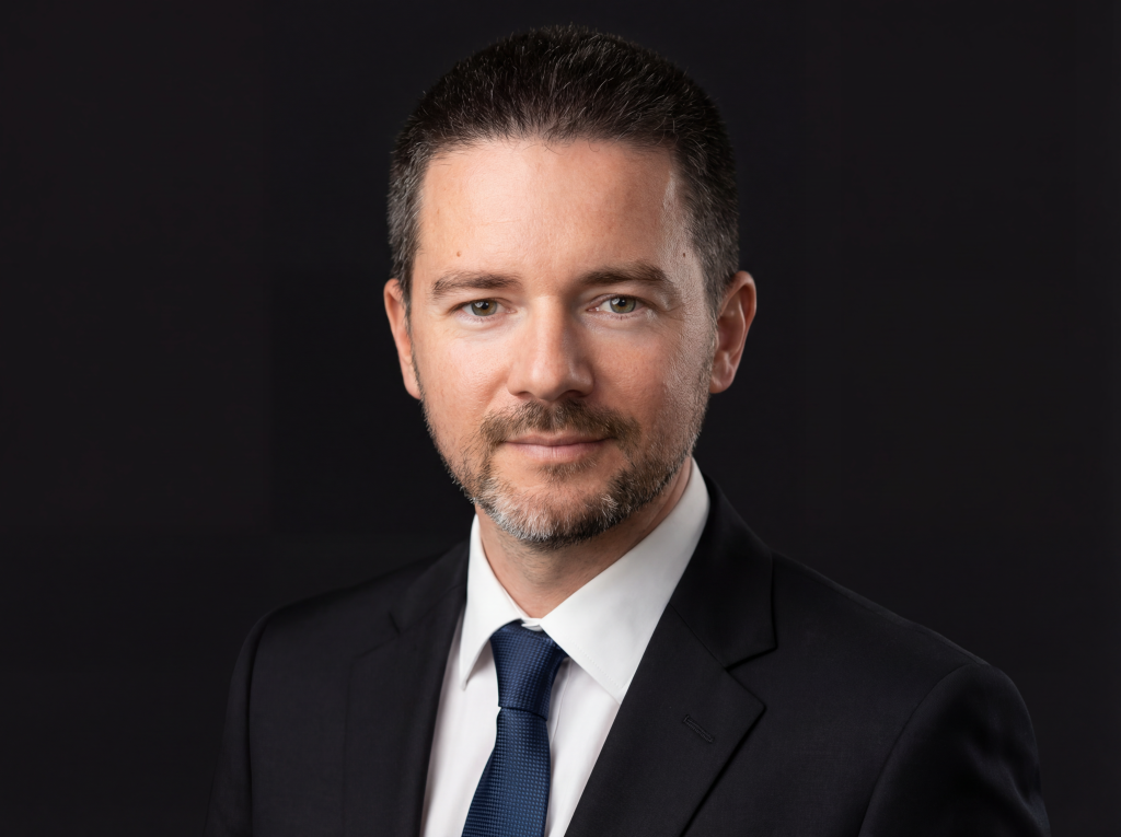 Владислав Наганов, студийный портрет в костюме и синем галстуке