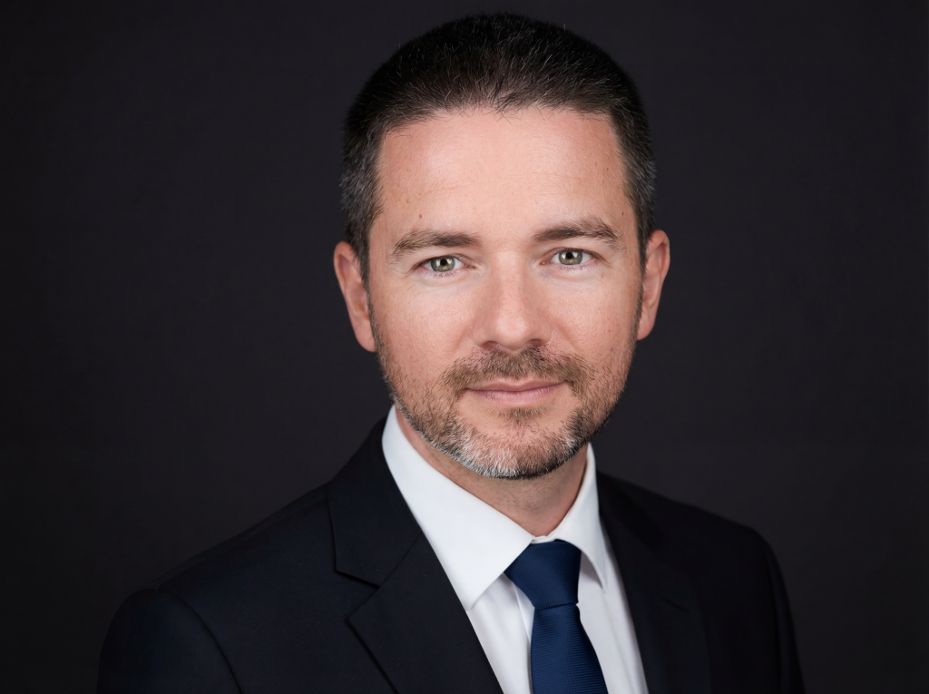 Владислав Наганов, официальный портрет в костюме и синем галстуке