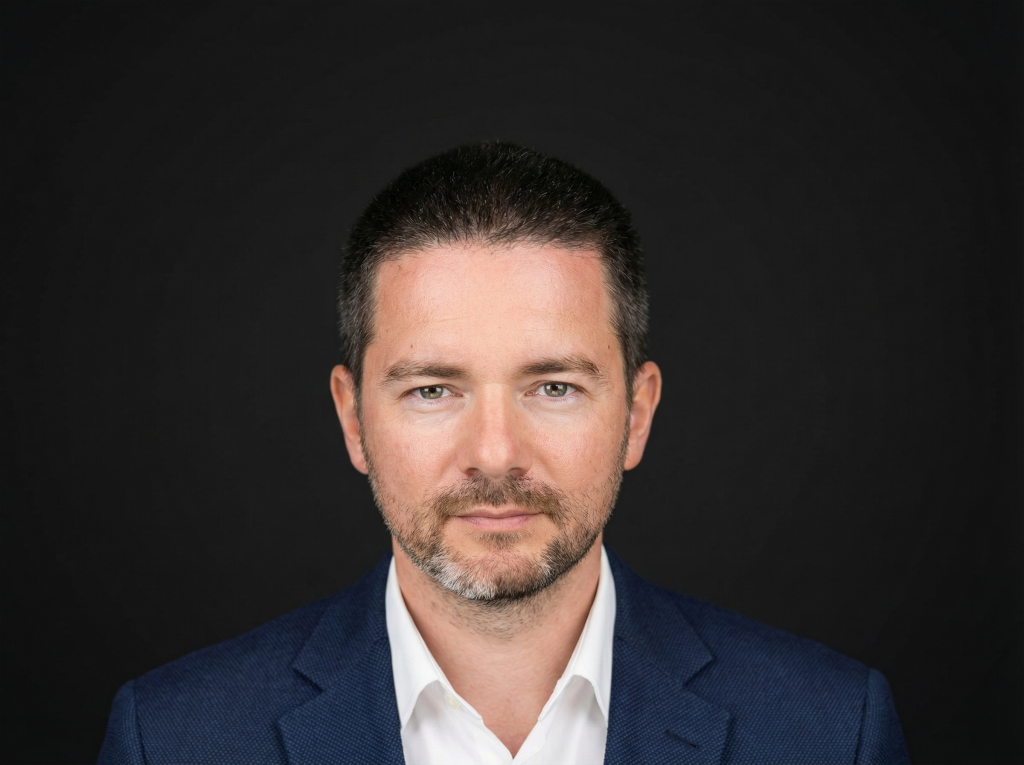 Владислав Наганов, студийный портрет в костюме с аккуратной бородой