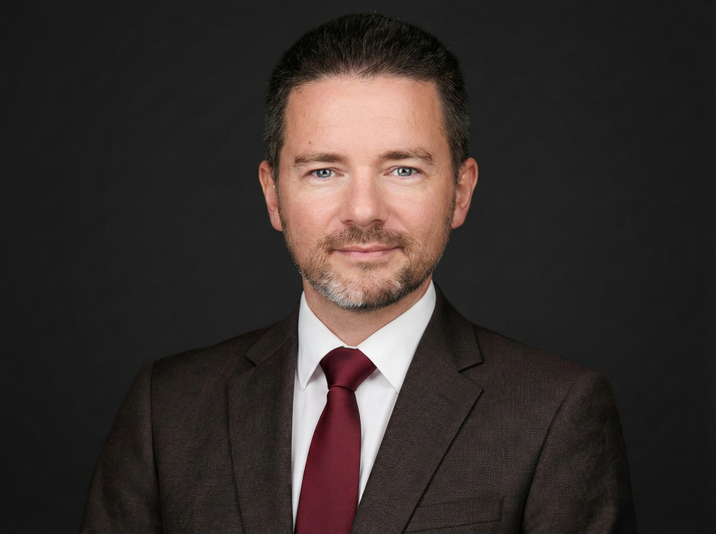 Владислав Наганов, официальный портрет в классическом деловом образе